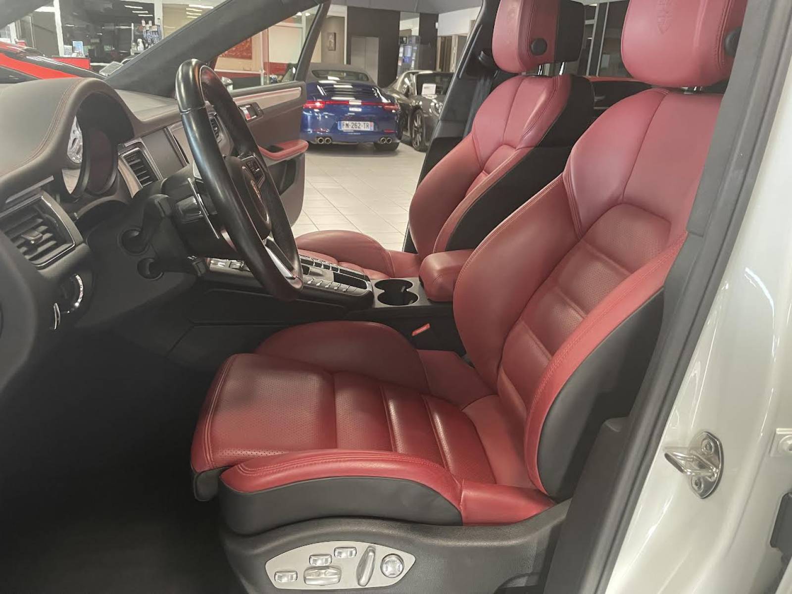 Porsche Macan 3.6 V6 Turbo pack performance  près de Montpellier dans l'Hérault