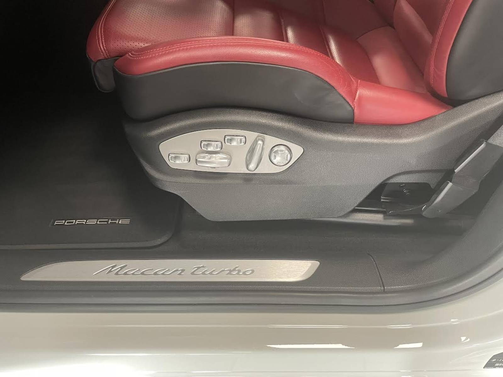 Porsche Macan 3.6 V6 Turbo pack performance  près de Montpellier dans l'Hérault