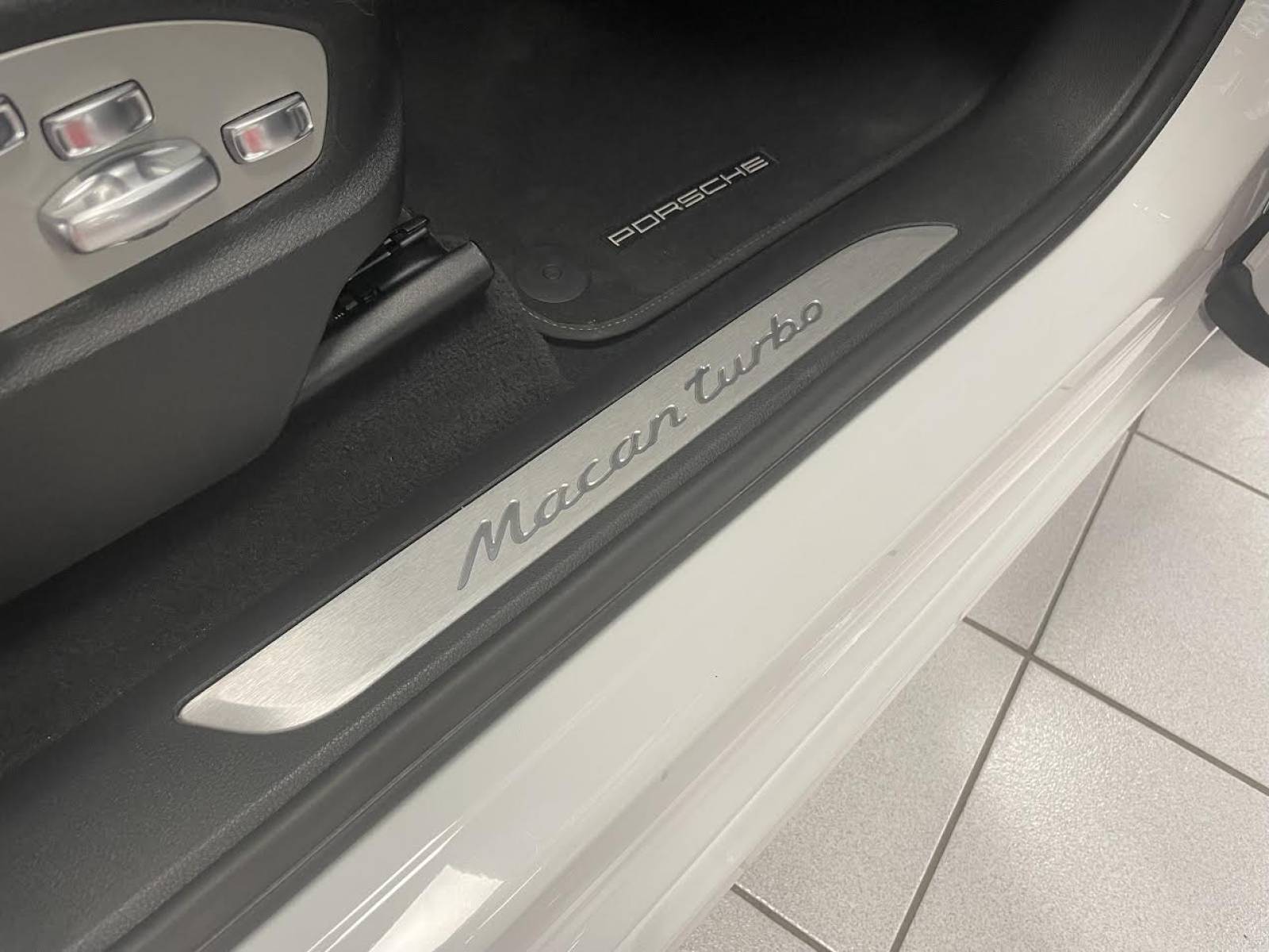 Porsche Macan 3.6 V6 Turbo pack performance  près de Montpellier dans l'Hérault