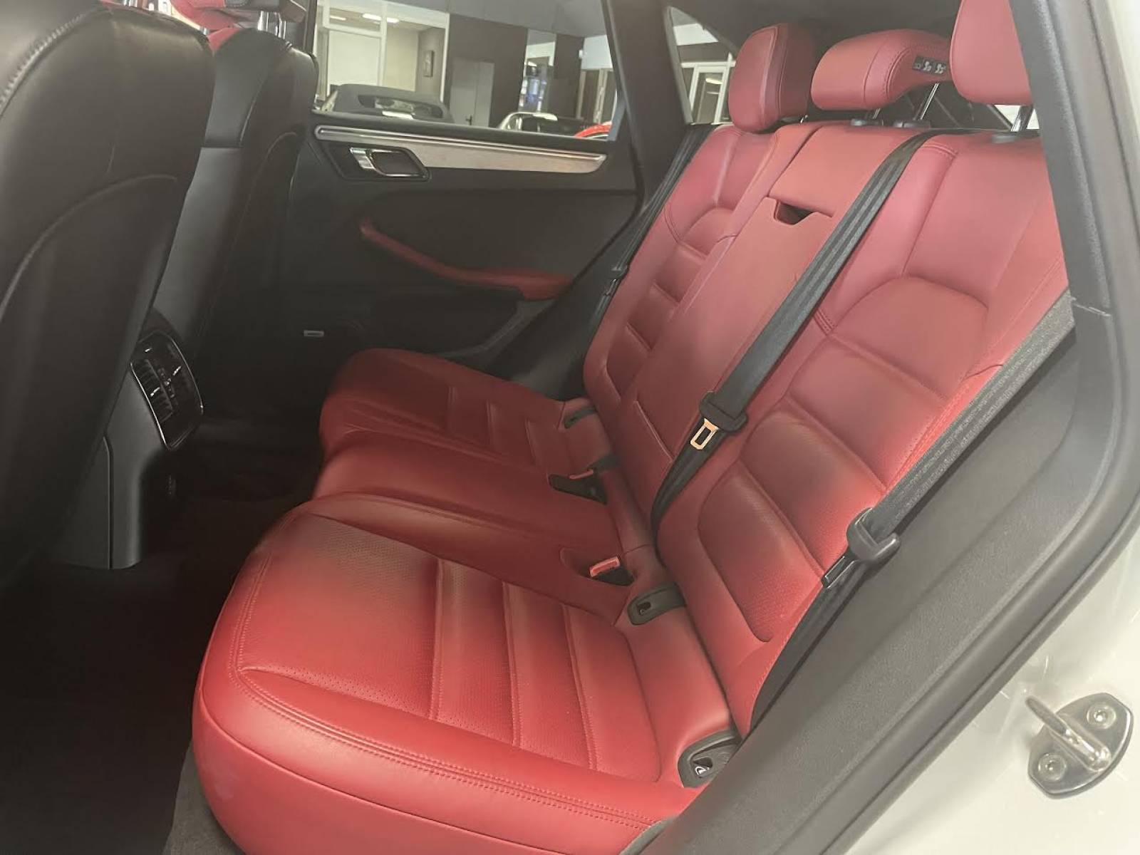 Porsche Macan 3.6 V6 Turbo pack performance  près de Montpellier dans l'Hérault