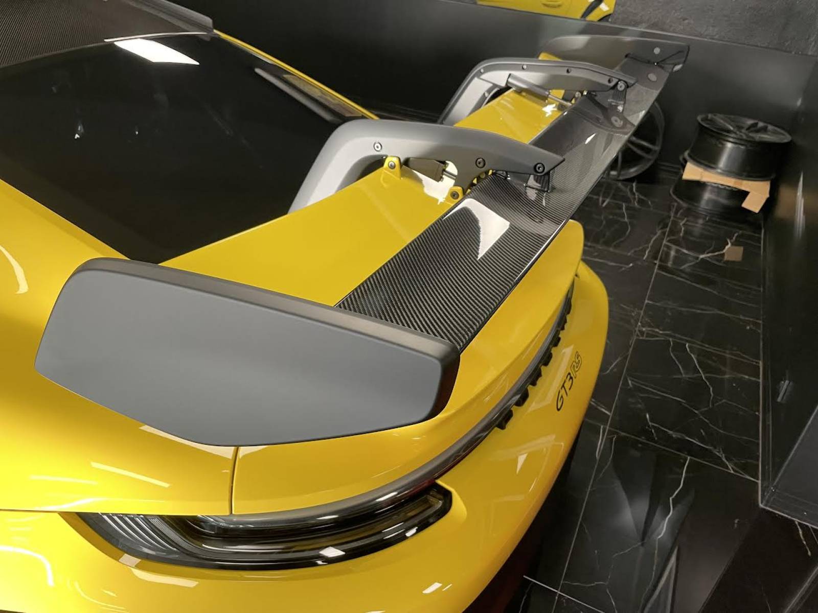 Entrez dans un monde de performance et de luxe avec la Porsche 992 GT3 RS Pack WEISSACH, disponible chez MY DREAM CAR à Nîmes.