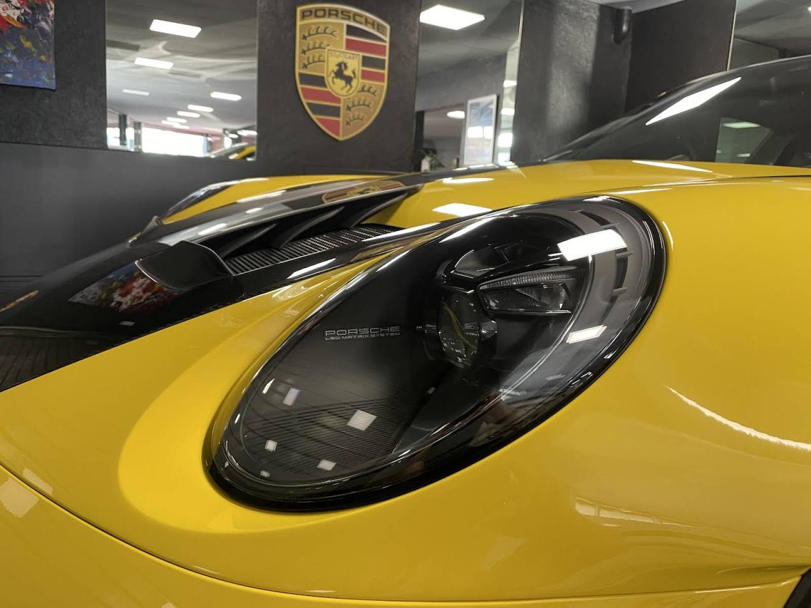 Laissez la magie de la Porsche 992 GT3 RS Pack WEISSACH vous transporter chez MY DREAM CAR à Nîmes.