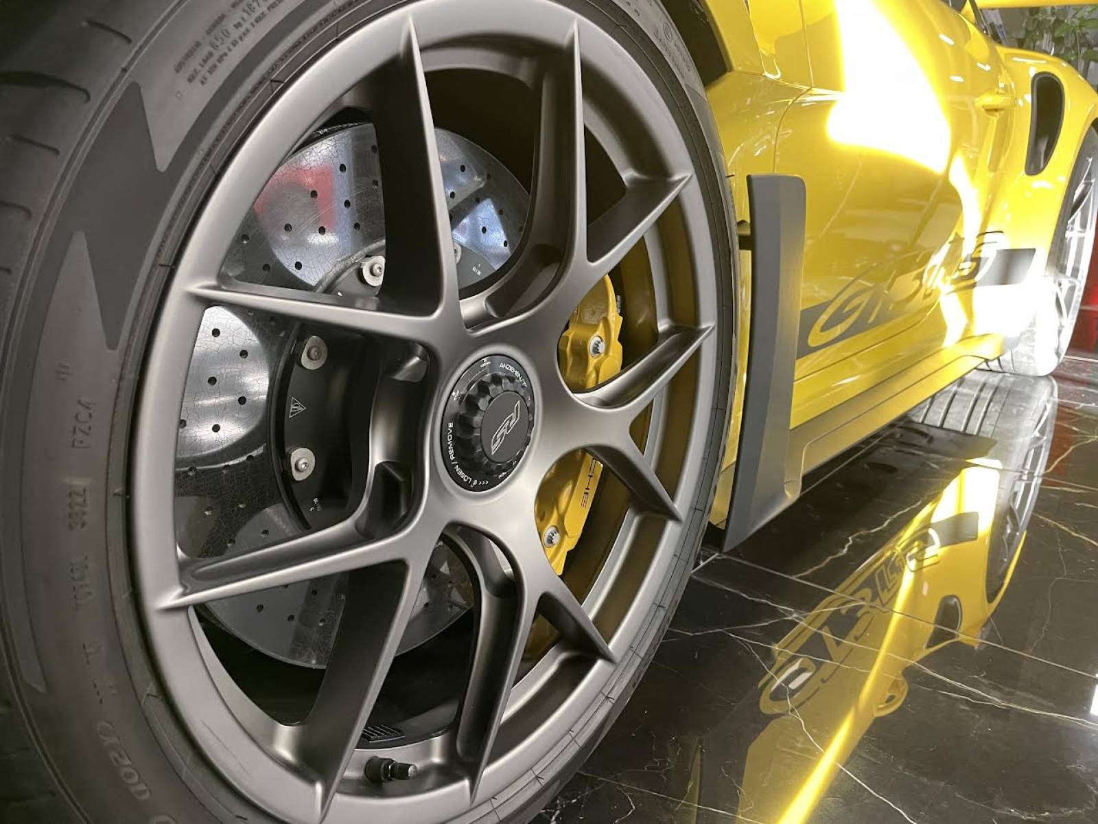 Porsche 992 GT3 RS Pack Weissach : succombez à la tentation de la performance pure à Nîmes !