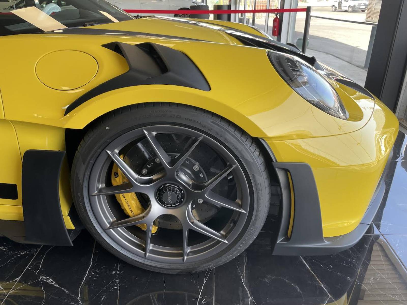  La Porsche 992 GT3 RS Pack WEISSACH : un rêve automobile devenu réalité chez MY DREAM CAR à Nîmes.