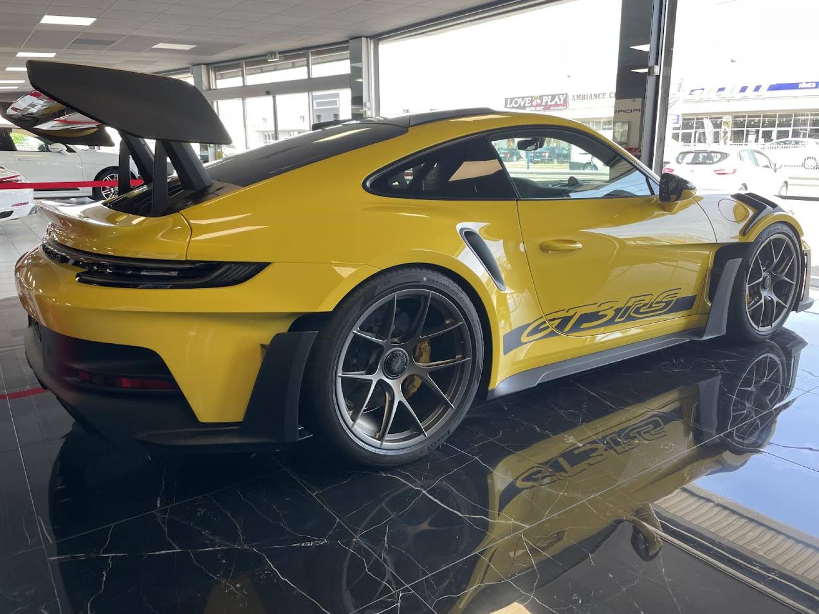 Entrez dans un monde de performance et de luxe avec la Porsche 992 GT3 RS Pack WEISSACH, disponible chez MY DREAM CAR à Nîmes.