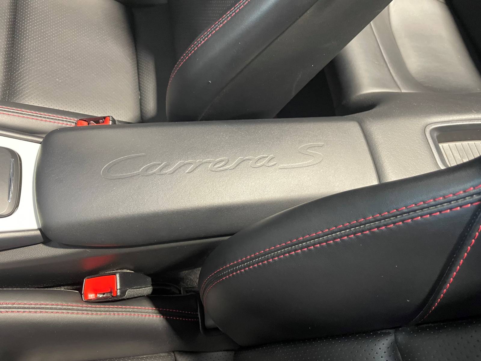 Votre prochaine aventure vous attend : Au volant de cette Porsche.