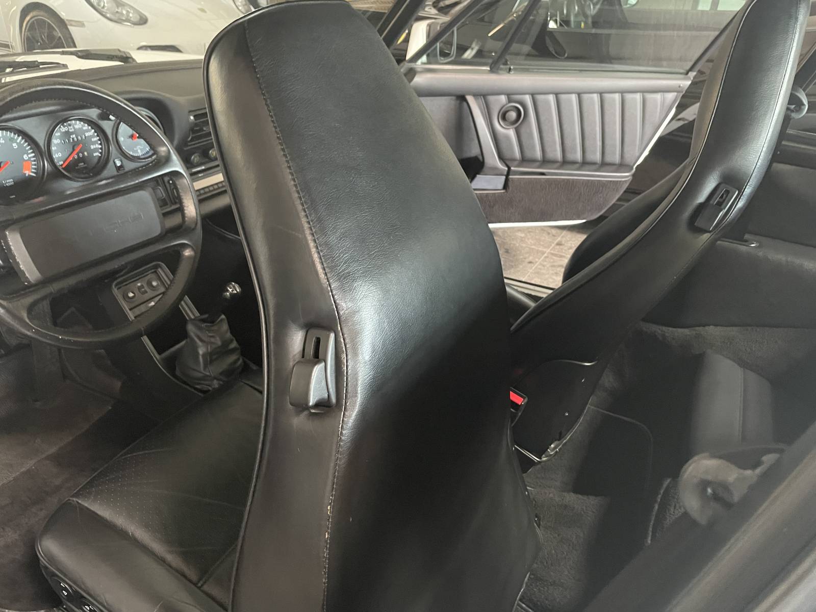 Véhicule de collection Porsche 911 3.2 Carrera visible à Nîmes (Gard)