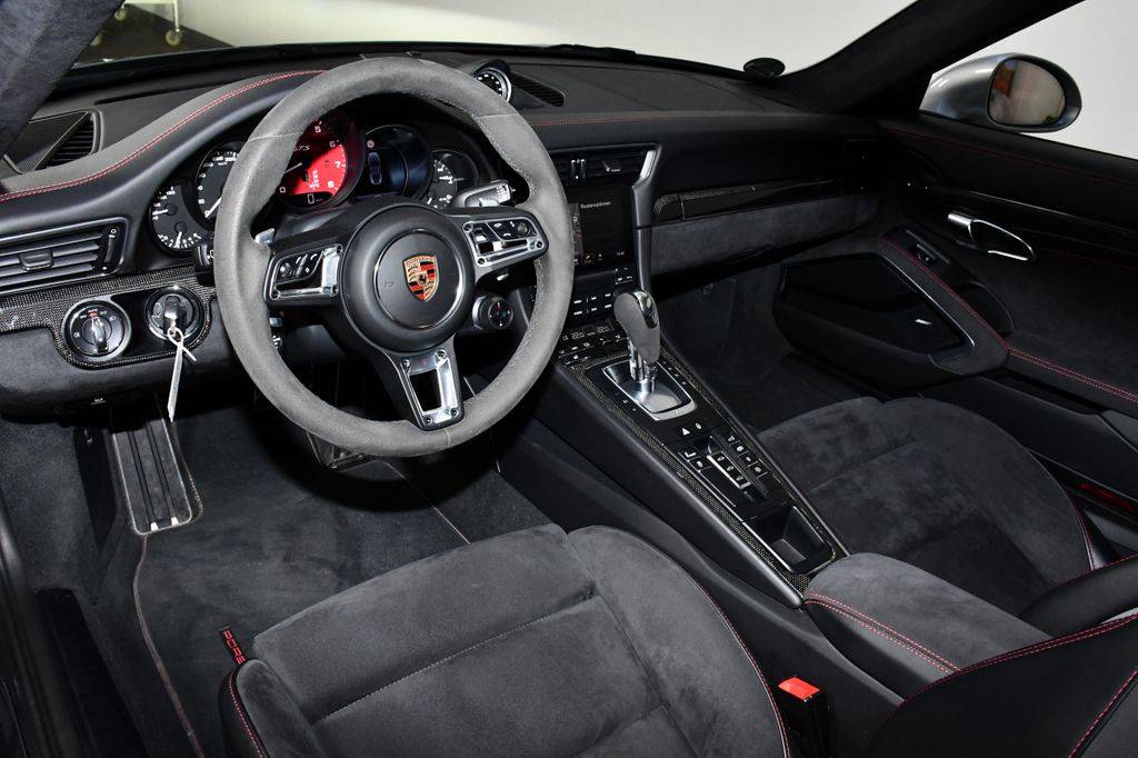 Acheter Porsche 911 Carrera 4 GTS à Nîmes dans le Gard