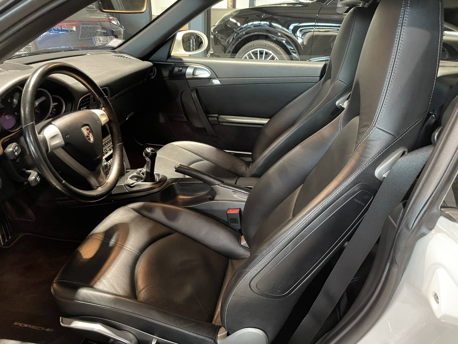 Sièges baquets de la Porsche 997 Carrera : maintien parfait et confort.