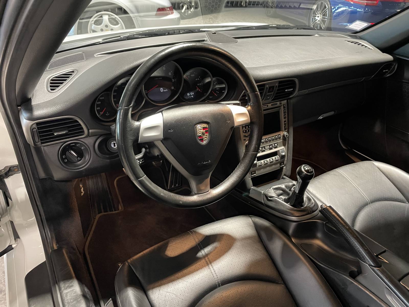 Détails intérieurs de la Porsche 997 Carrera : qualité et finition irréprochables.