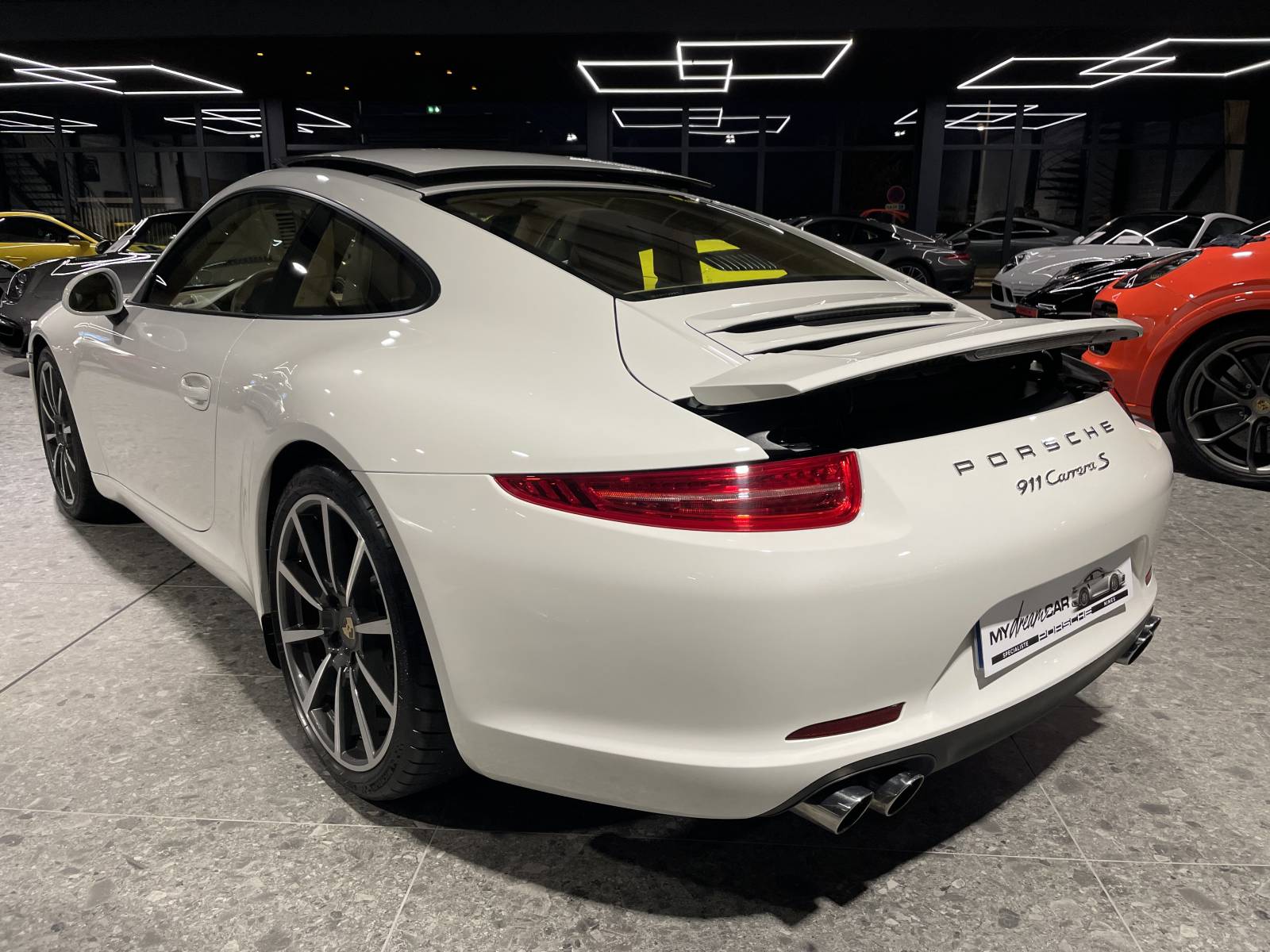 Intérieur cuir et Alcantara : Le luxe à l'état pur dans cette Porsche.