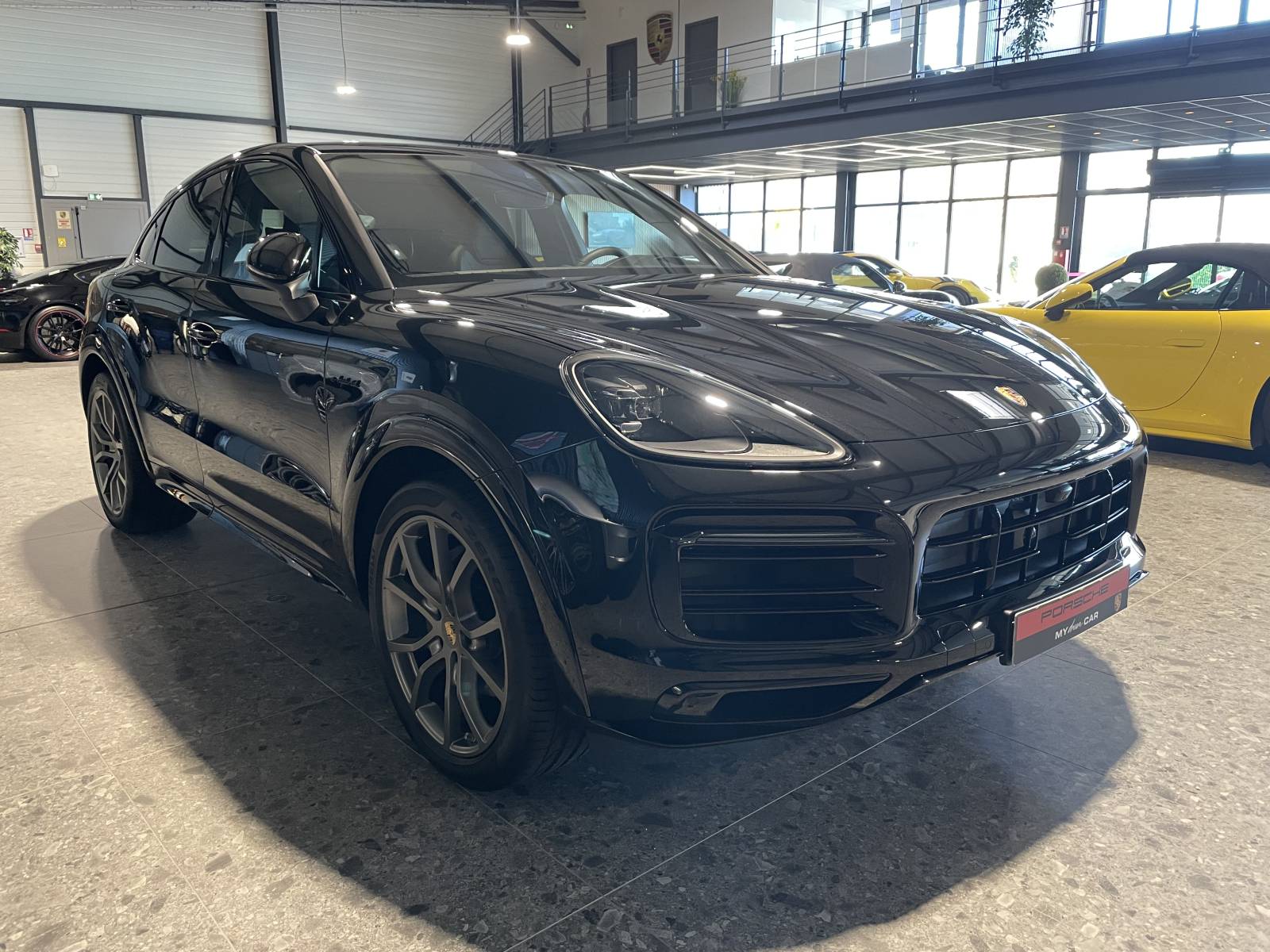 Découvrez l'habitacle luxueux de la Porsche Cayenne Coupe E-Hybrid chez MY DREAM CAR.