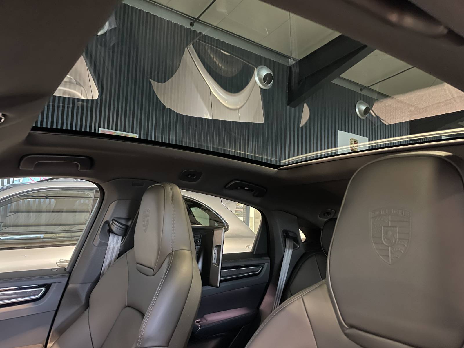 La Porsche Cayenne Coupe E-Hybrid : une œuvre d'art automobile à découvrir chez MY DREAM CAR.
