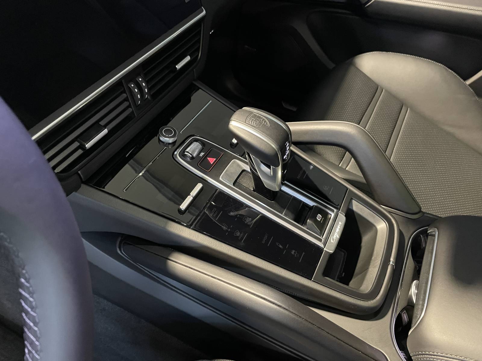 Votre prochaine aventure commence ici. Essayez la Porsche Cayenne Coupe E-Hybrid Platinum Edition chez MY DREAM CAR.