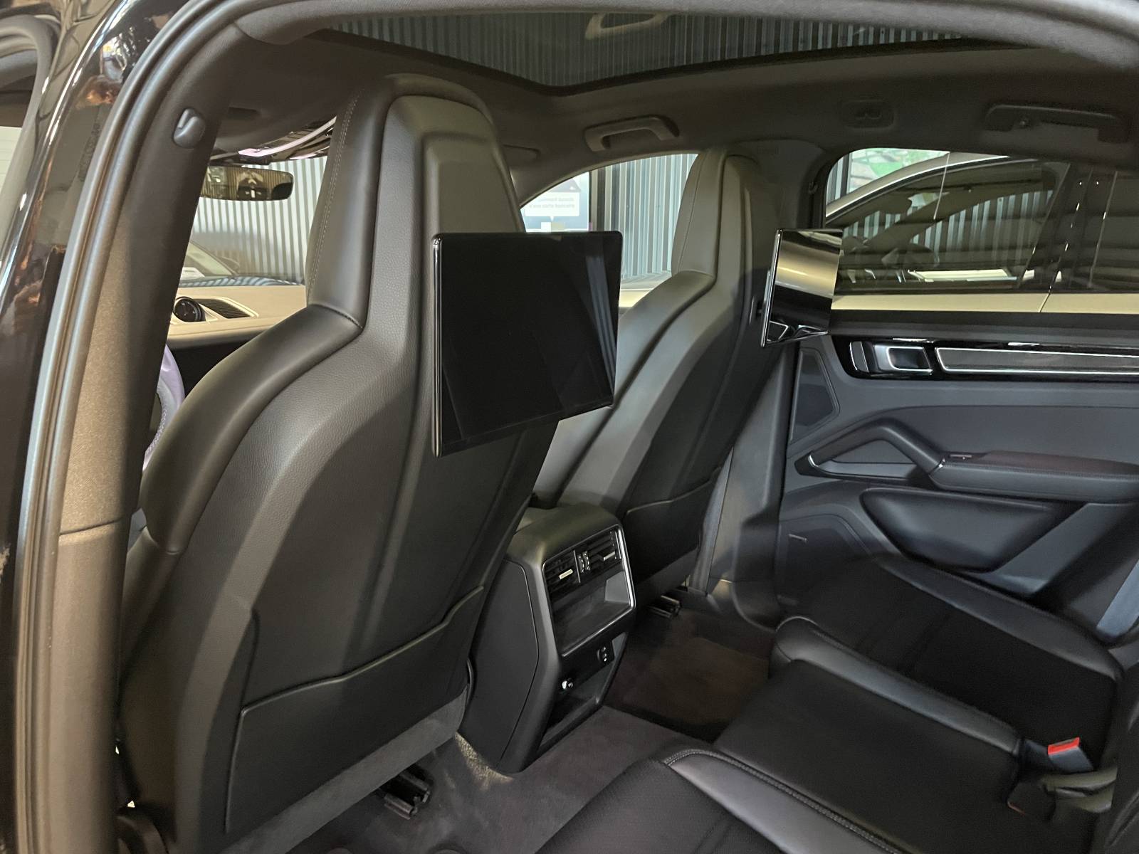 Un écrin de technologie et d'élégance. La Porsche Cayenne Coupe E-Hybrid vous attend chez MY DREAM CAR.