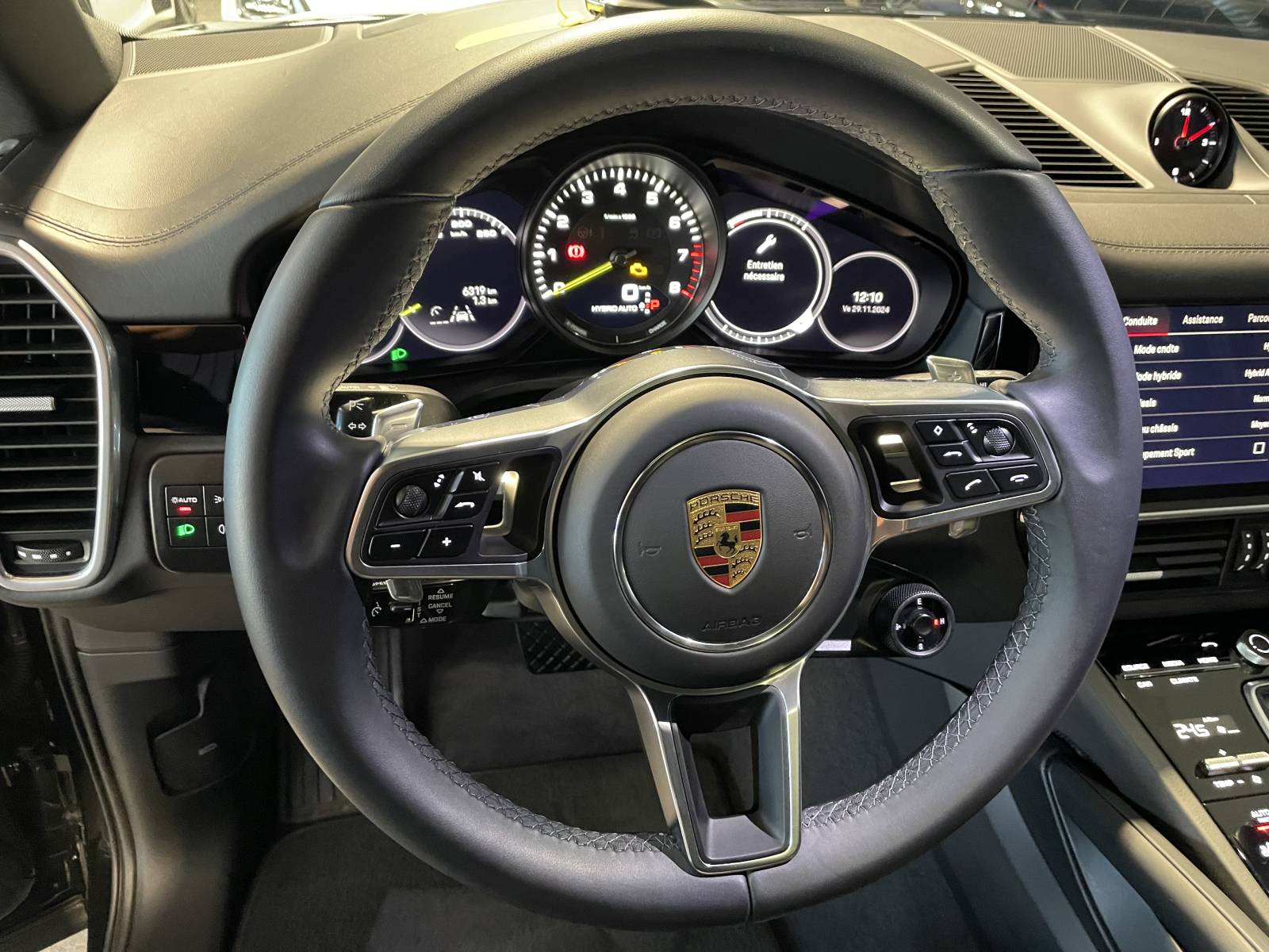 La Porsche Cayenne Coupe E-Hybrid : le choix de ceux qui savent apprécier le luxe et la performance. À découvrir chez MY DREAM CAR.