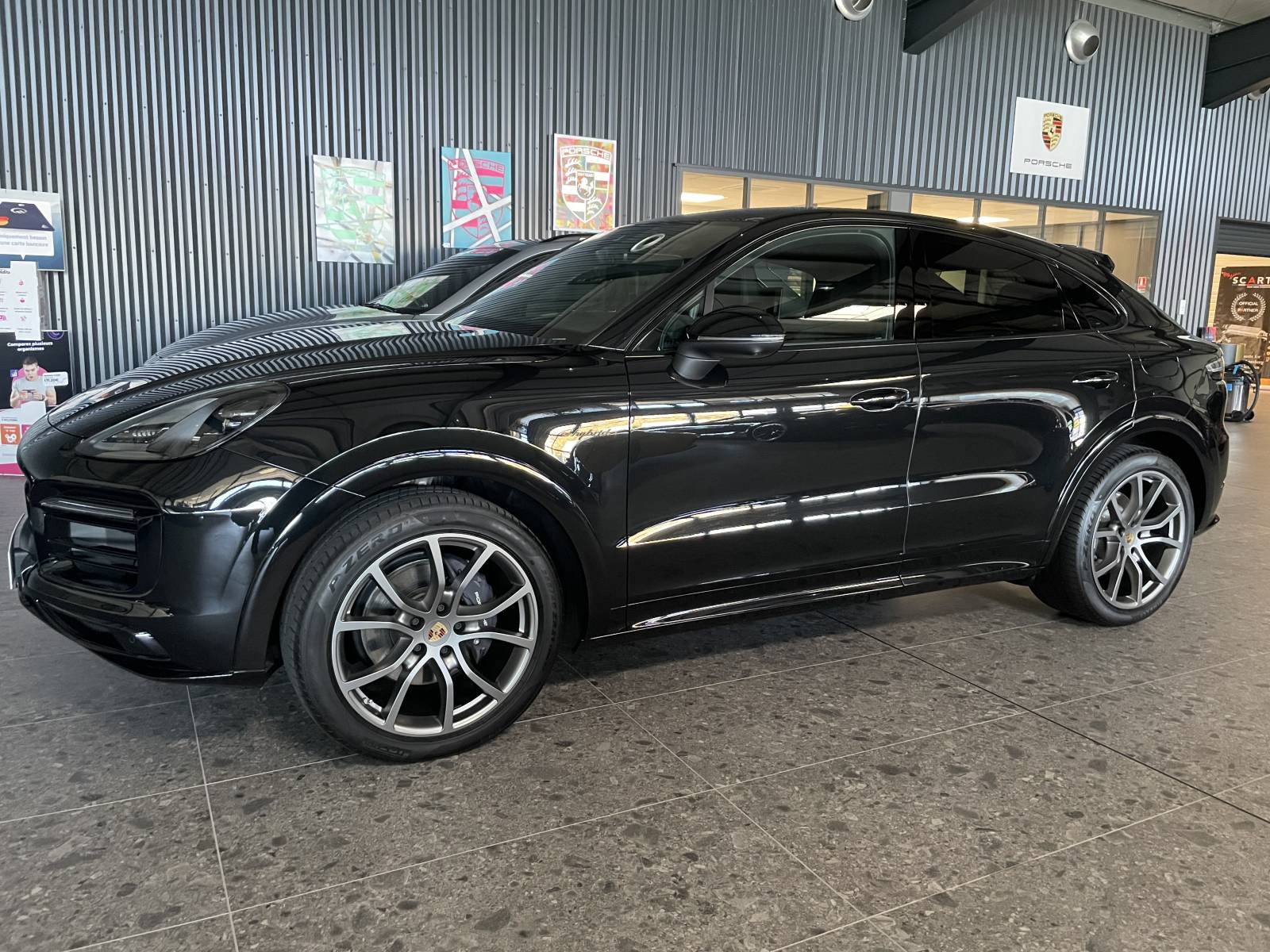 Le luxe à l'état pur chez MY DREAM CAR. Découvrez la nouvelle Porsche Cayenne Coupe E-Hybrid Platinum Edition.