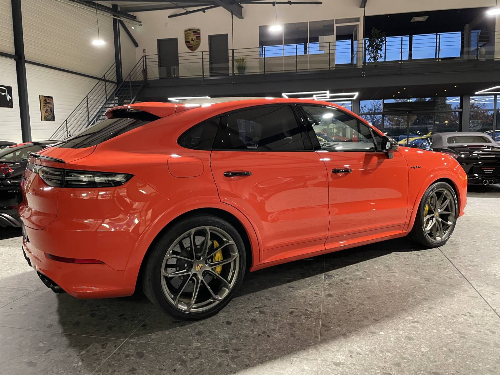 Profil dynamique : Silhouette sportive du Cayenne Turbo S 2020 disponible dans le Gard.