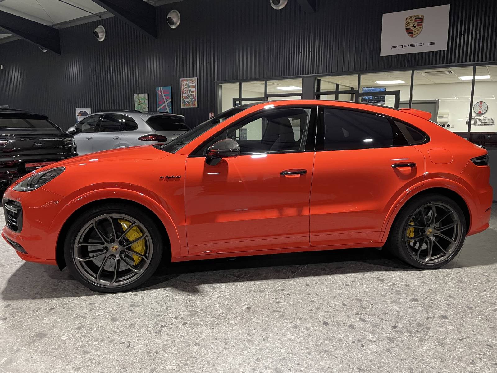 Profil dynamique : Silhouette sportive du Cayenne Turbo S 2020 disponible dans le Gard.