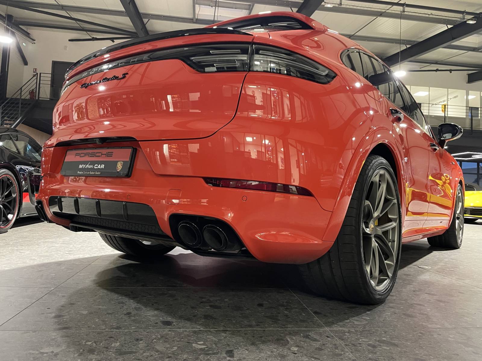 Vue arrière : Bandeau lumineux à LED teinté et monogramme Porsche Noir brillant.