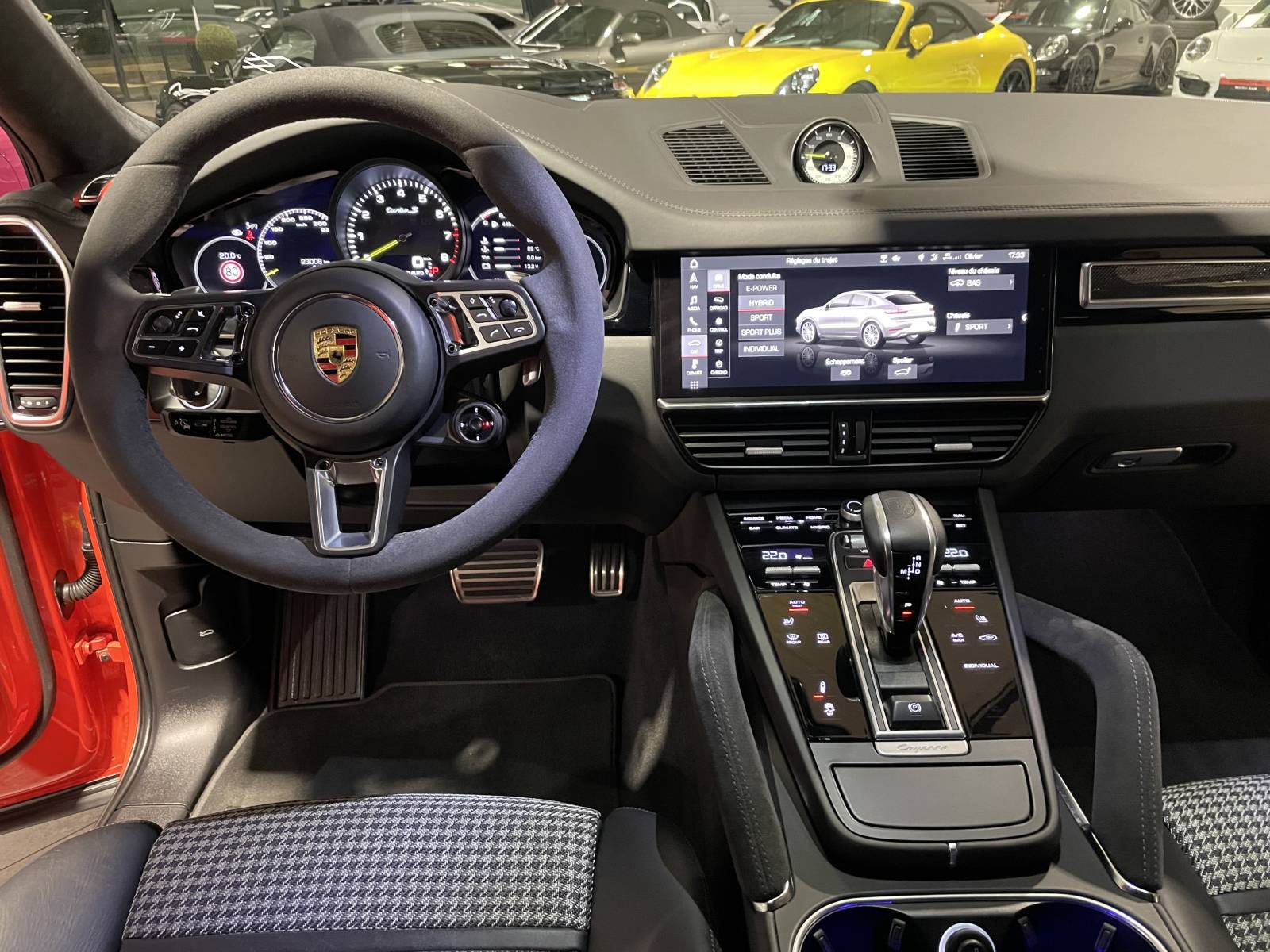 Détail console : Pack intérieur Carbone et sélecteur Tiptronic en aluminium.