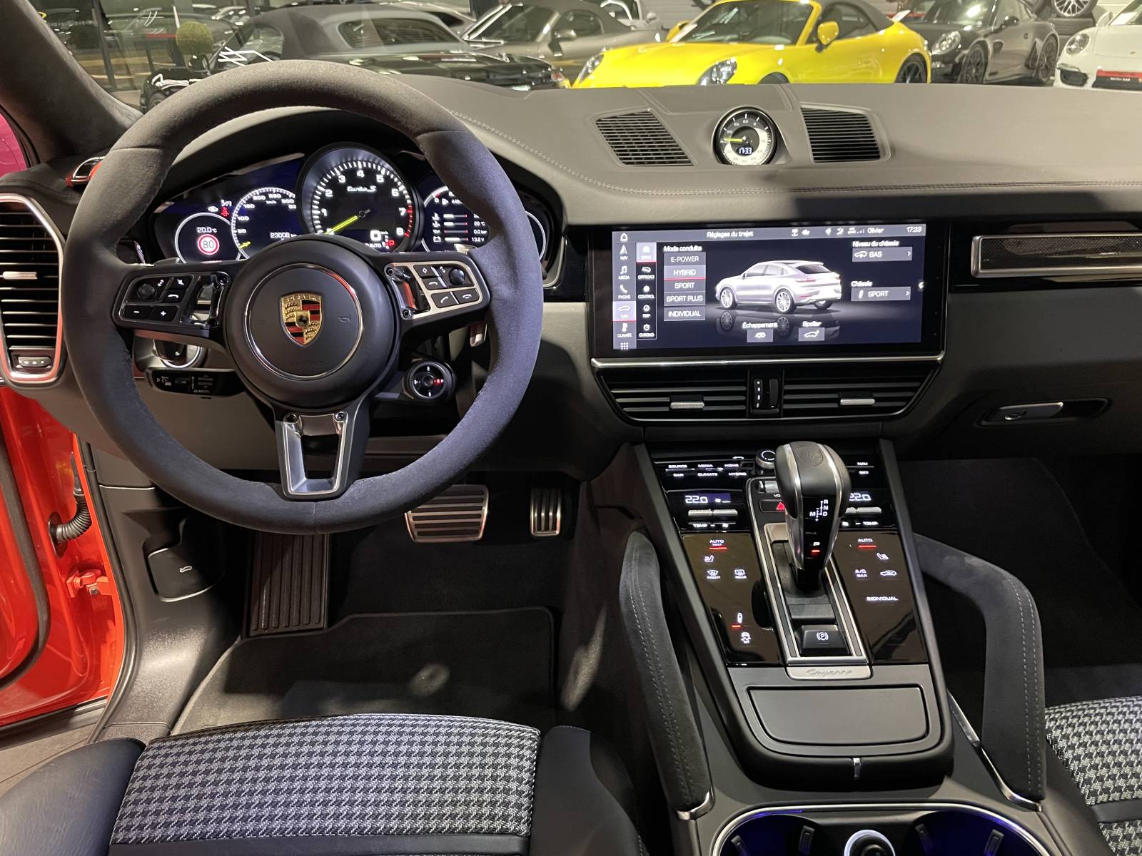 La Porsche Cayenne Coupé Turbo S E-Hybrid, le summum de la performance et du luxe. Venez l'essayer chez MY DREAM CAR à Nîmes ! 