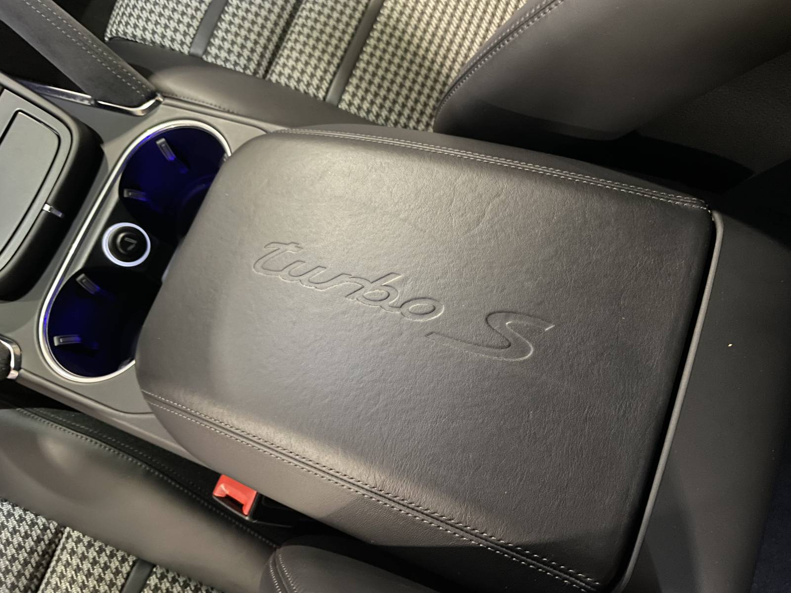 Le luxe réinventé. La Cayenne Coupé Turbo S E-Hybrid vous attend chez MY DREAM CAR.