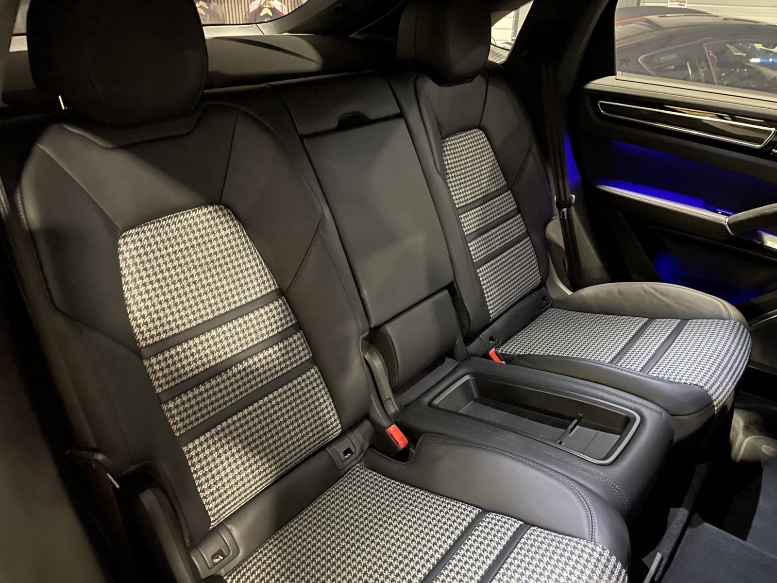 Sièges arrière : Confort arrière avec écussons Porsche sur appuie-tête et clim 4 zones.