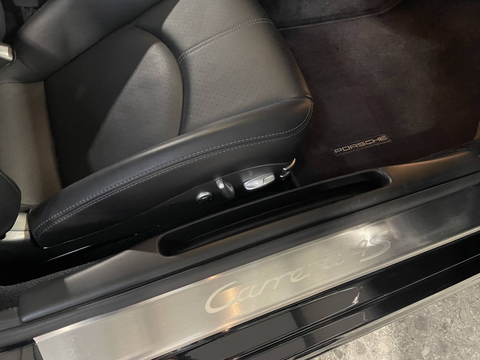 Saisissez l'opportunité de posséder une Porsche 997 Carrera 4S, disponible dans le Gard.