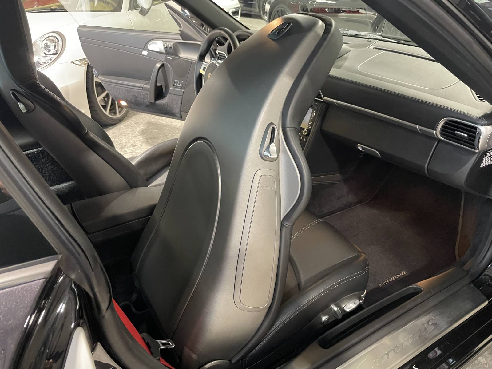 Cette Porsche 997 Carrera 4S est une véritable œuvre d'art, disponible près d'Avignon.