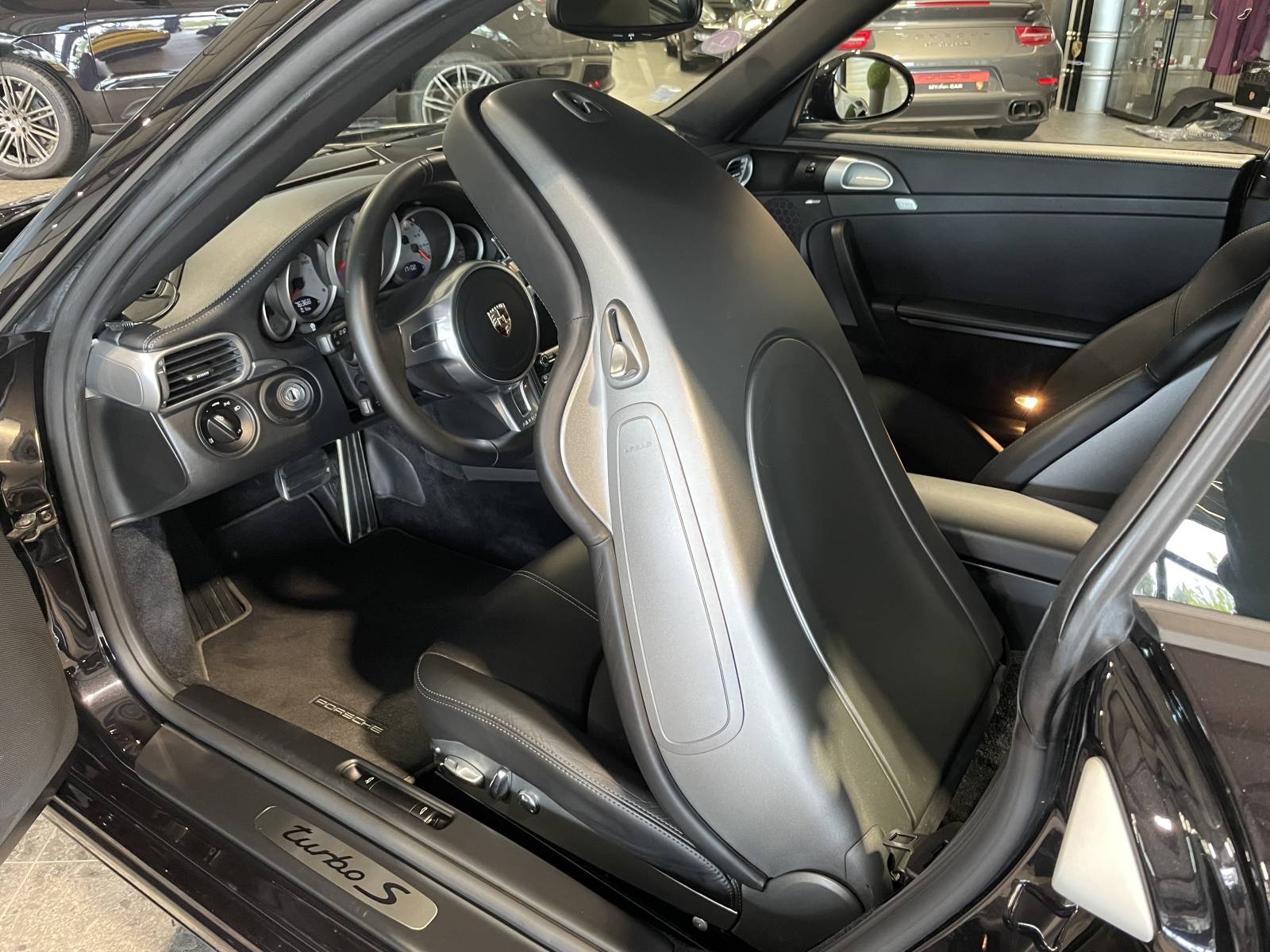 Consultez cette annonce pour une Porsche 997 Turbo S Phase 2 de seconde main, un plaisir de conduite garanti dans l'Hérault.