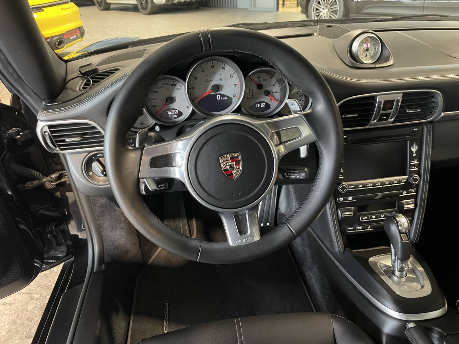 Annonce Porsche 997 Turbo S Phase 2 occasion Montpellier Hérault : Le volant sport avec palettes.