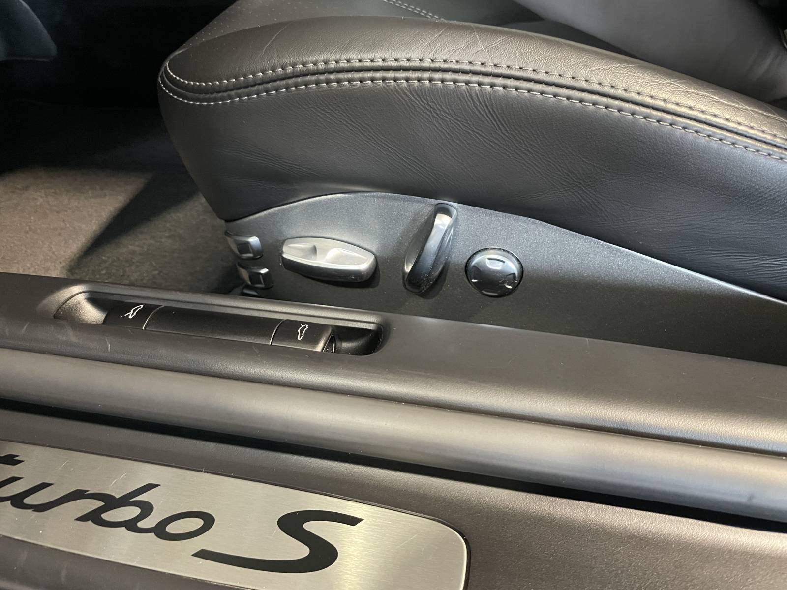 Porsche 997 Turbo S Phase 2 à vendre occasion Hérault Montpellier : Les sièges sport électriques à mémoire.