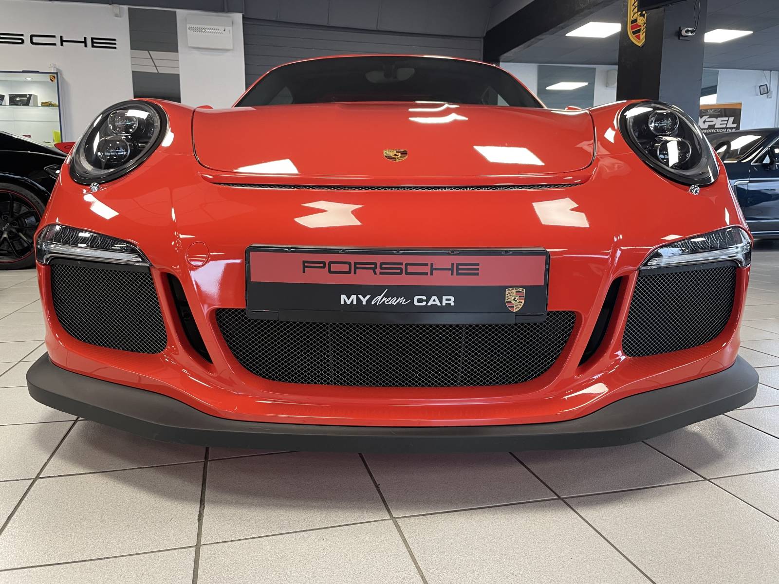 Entrez dans la légende en prenant le volant de la Porsche 911 GT3 RS, une voiture qui marquera l'histoire.