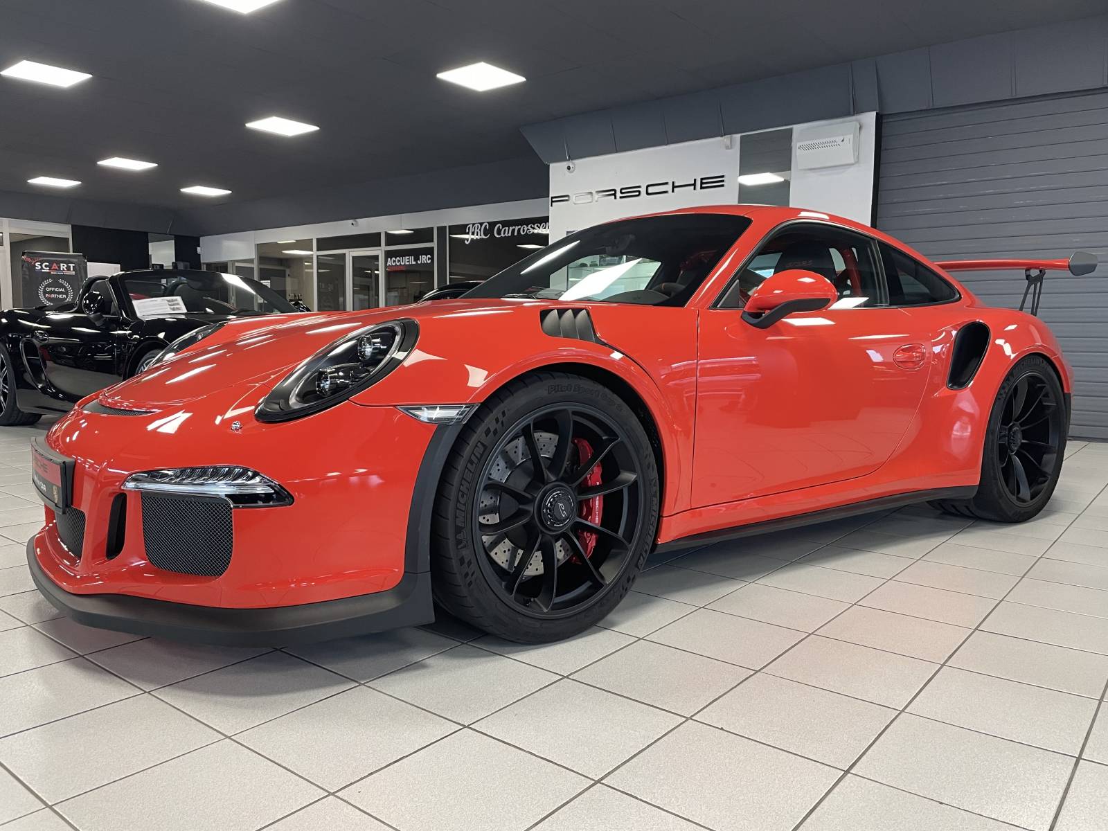 Découvrez le plaisir de conduire à son paroxysme avec la Porsche 911 GT3 RS, une voiture qui vous transportera dans une autre dimension.