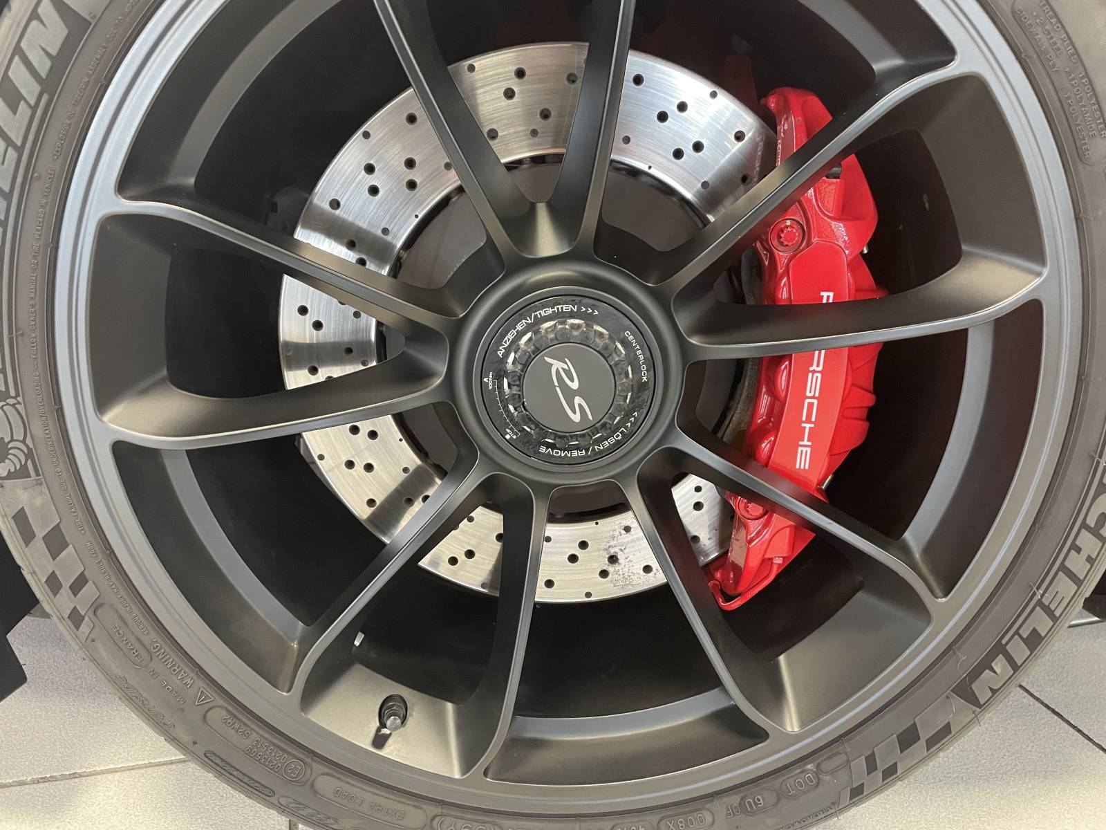  La Porsche 911 GT3 RS : l'incarnation de l'excellence automobile allemande, poussée à son plus haut niveau.