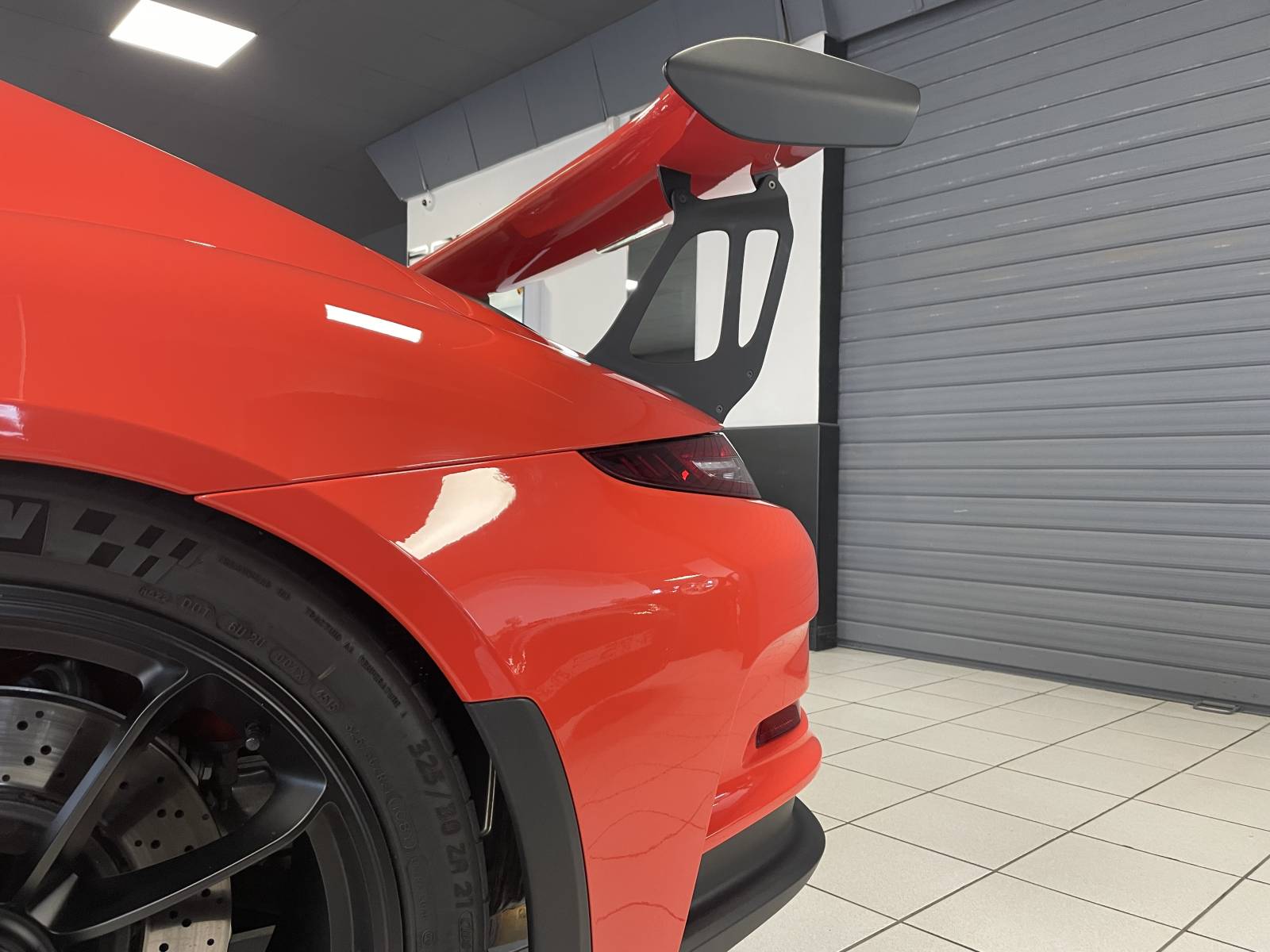 . Osez l'adrénaline pure au volant de la Porsche 911 GT3 RS, une machine de guerre conçue pour la performance.