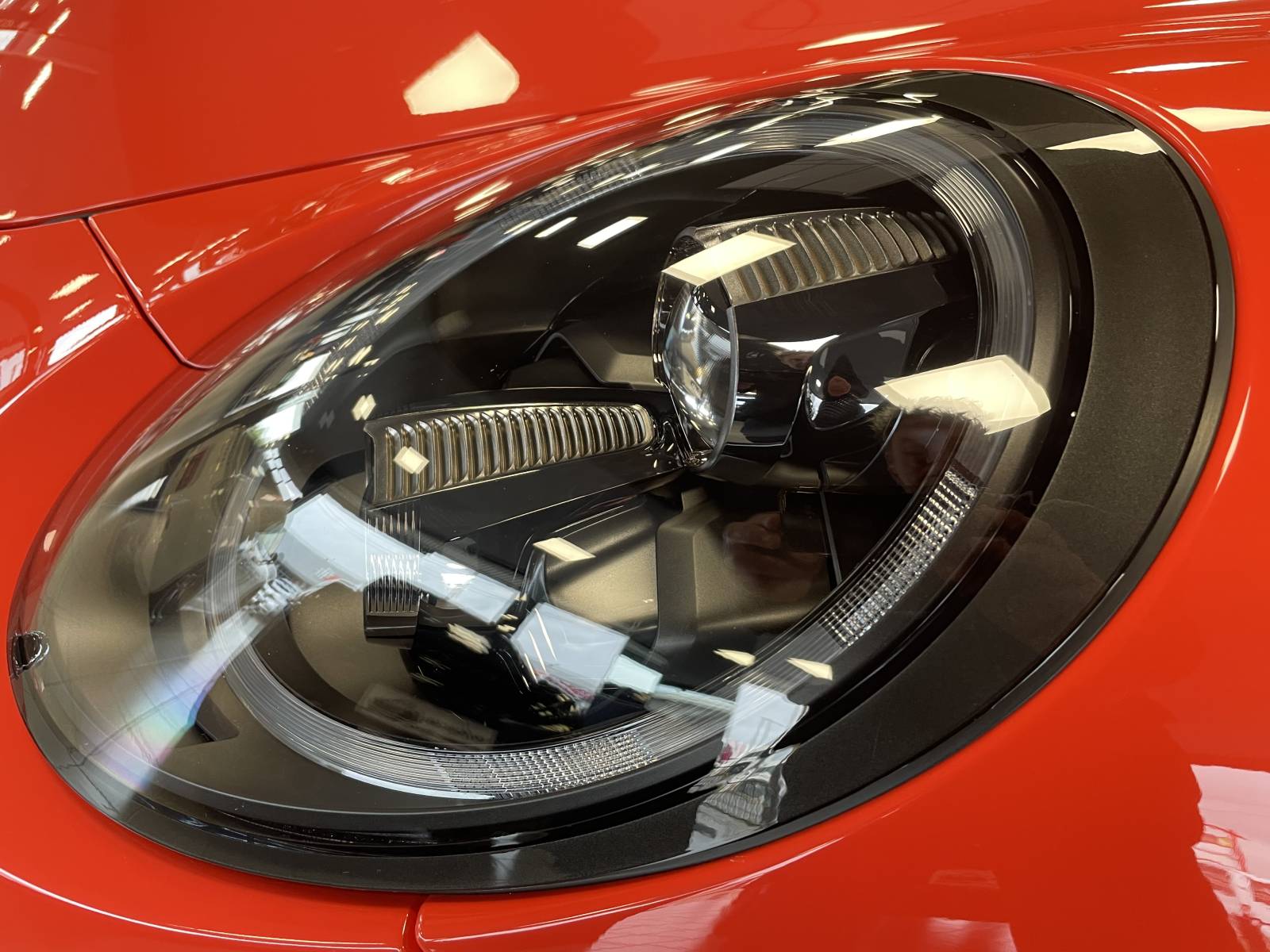  Libérez le bolide qui sommeille en vous avec la Porsche 911 GT3 RS, un concentré de technologie et d'innovation.