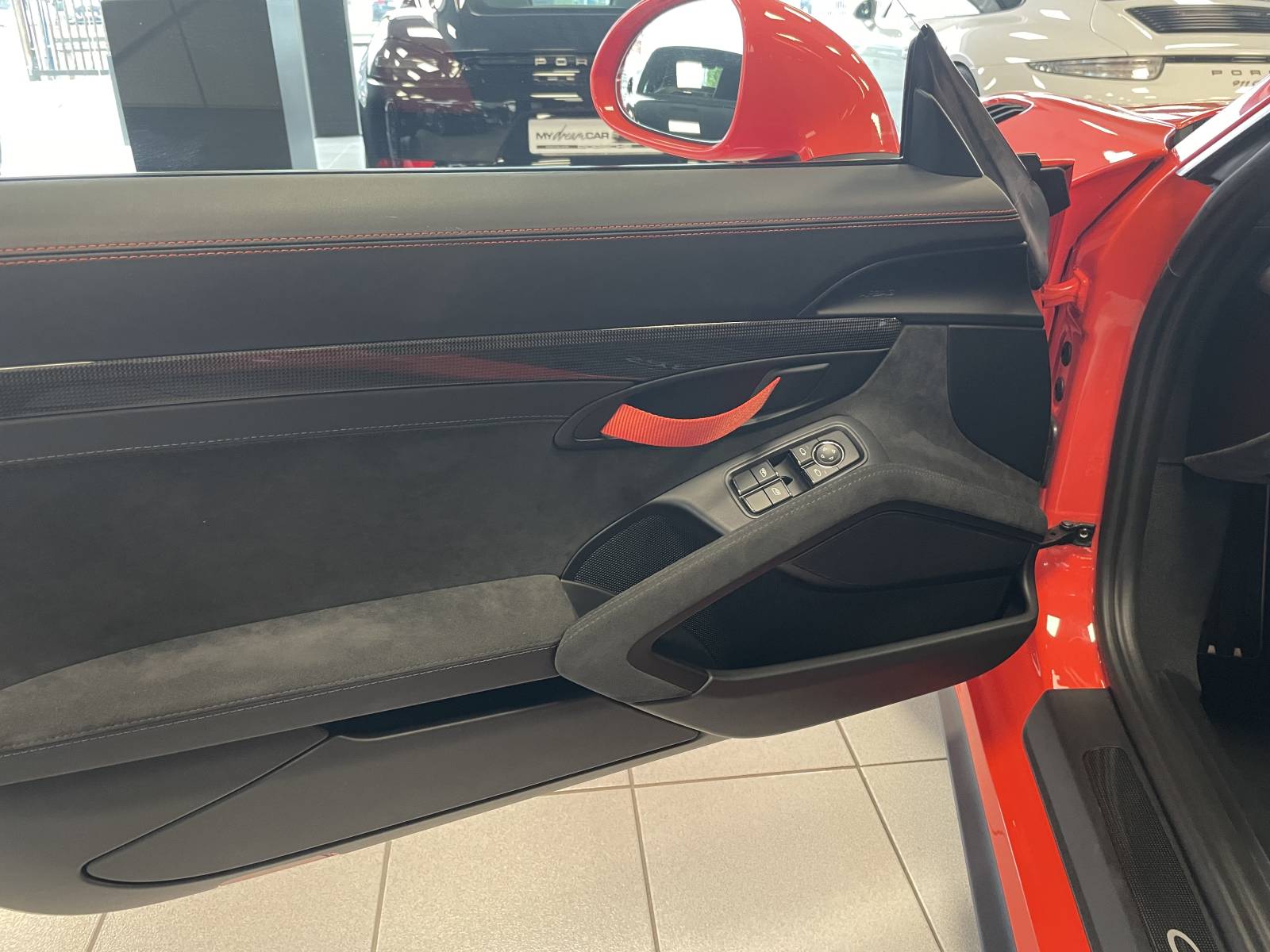 Préparez-vous à vivre des sensations fortes au volant de la Porsche 911 GT3 RS, une voiture qui ne laisse personne indifférent.
