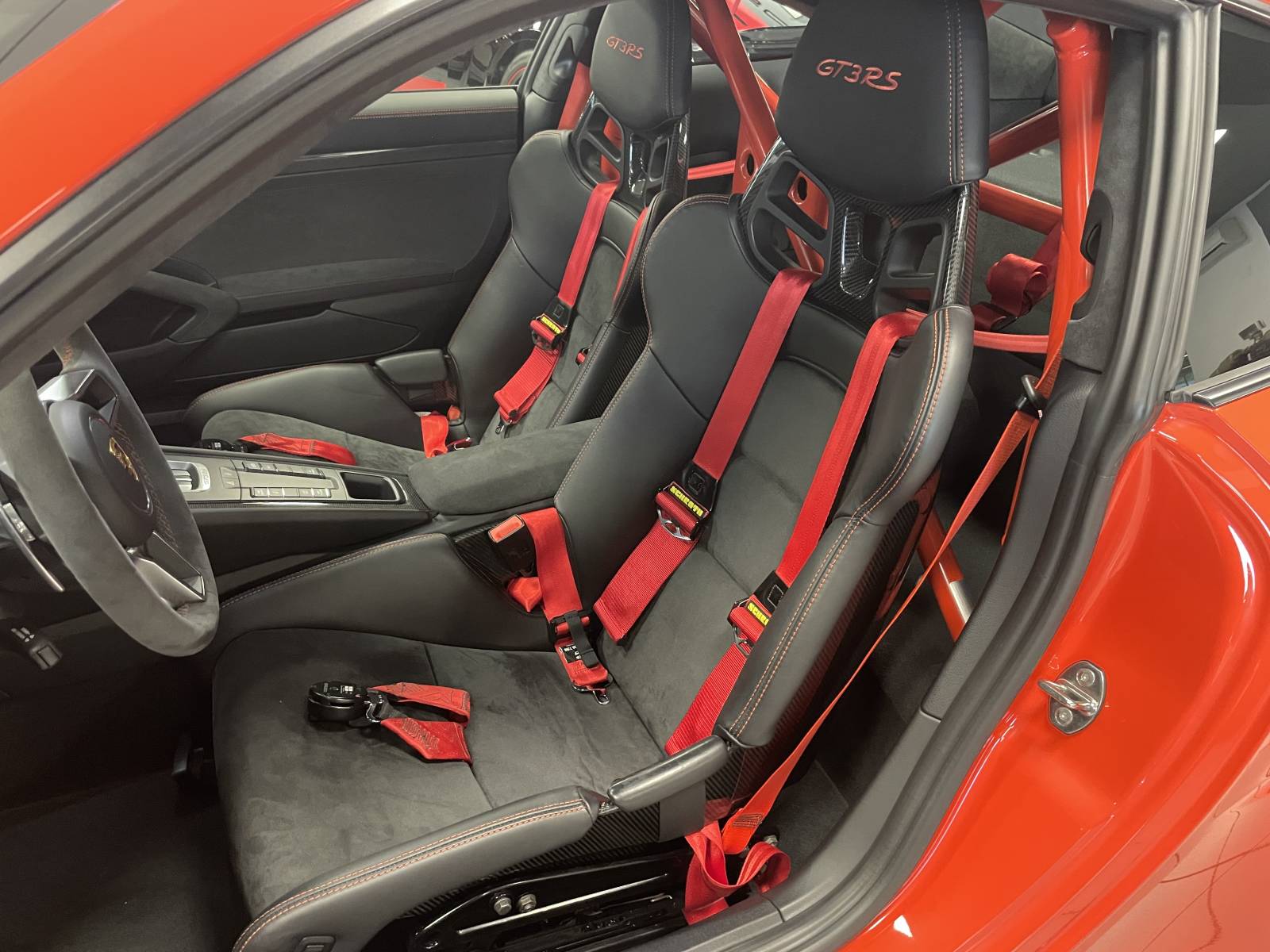  La Porsche 911 GT3 RS : l'alliance parfaite entre puissance, précision et design, pour une expérience de conduite inoubliable.