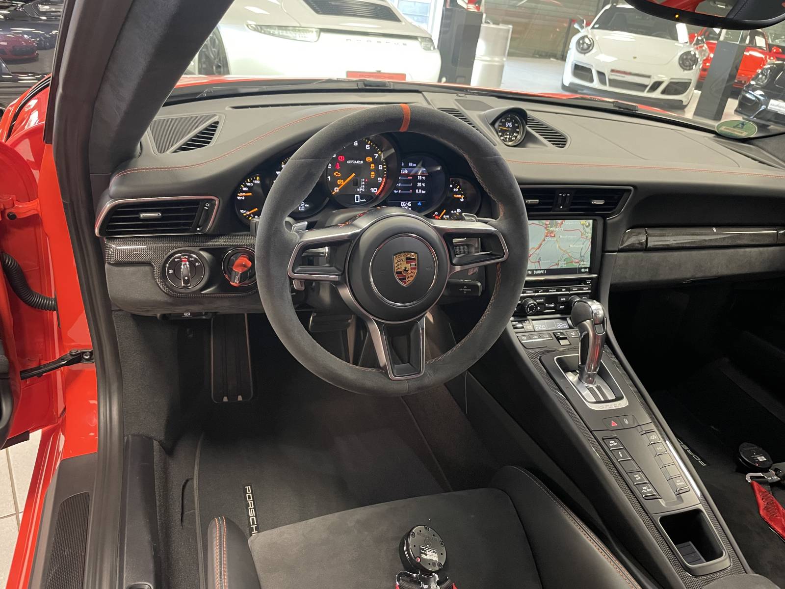 Plongez dans l'univers exclusif de la performance avec la Porsche 911 GT3 RS, un bolide d'exception pour les pilotes exigeants.