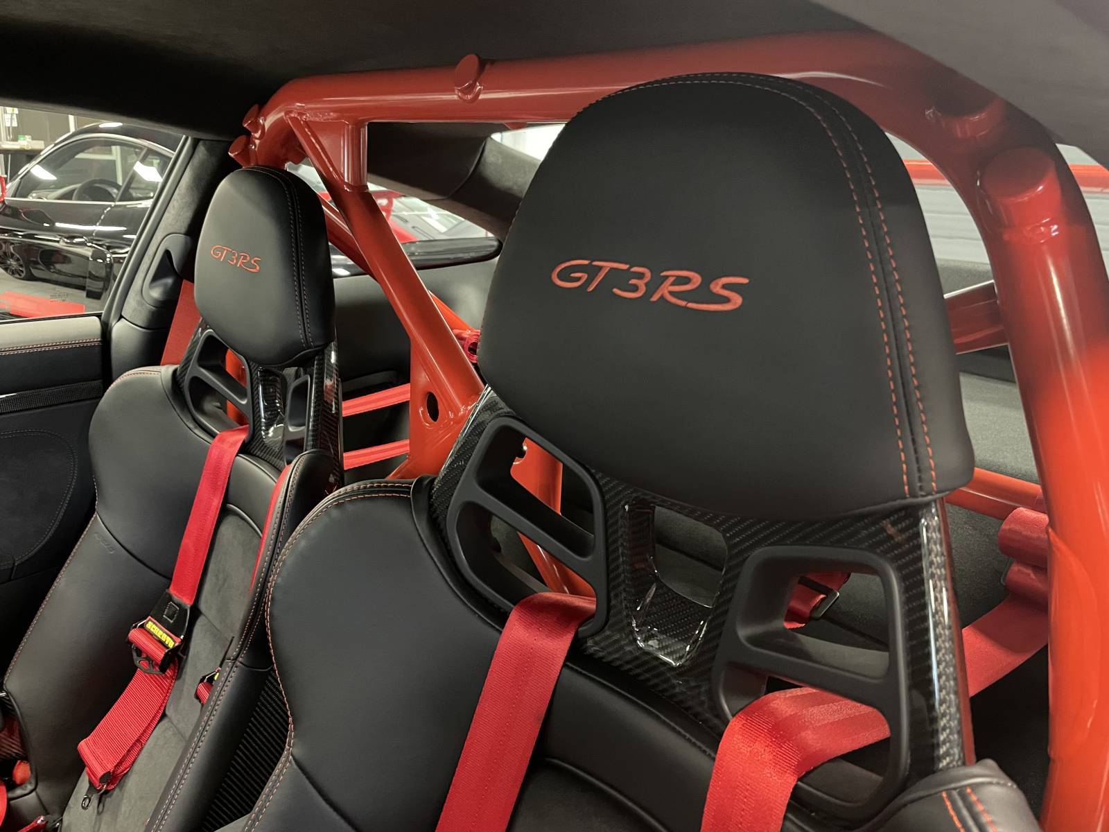 Ressentez l'émotion pure d'une conduite sportive légendaire au volant de la Porsche 911 GT3 RS, une icône intemporelle.