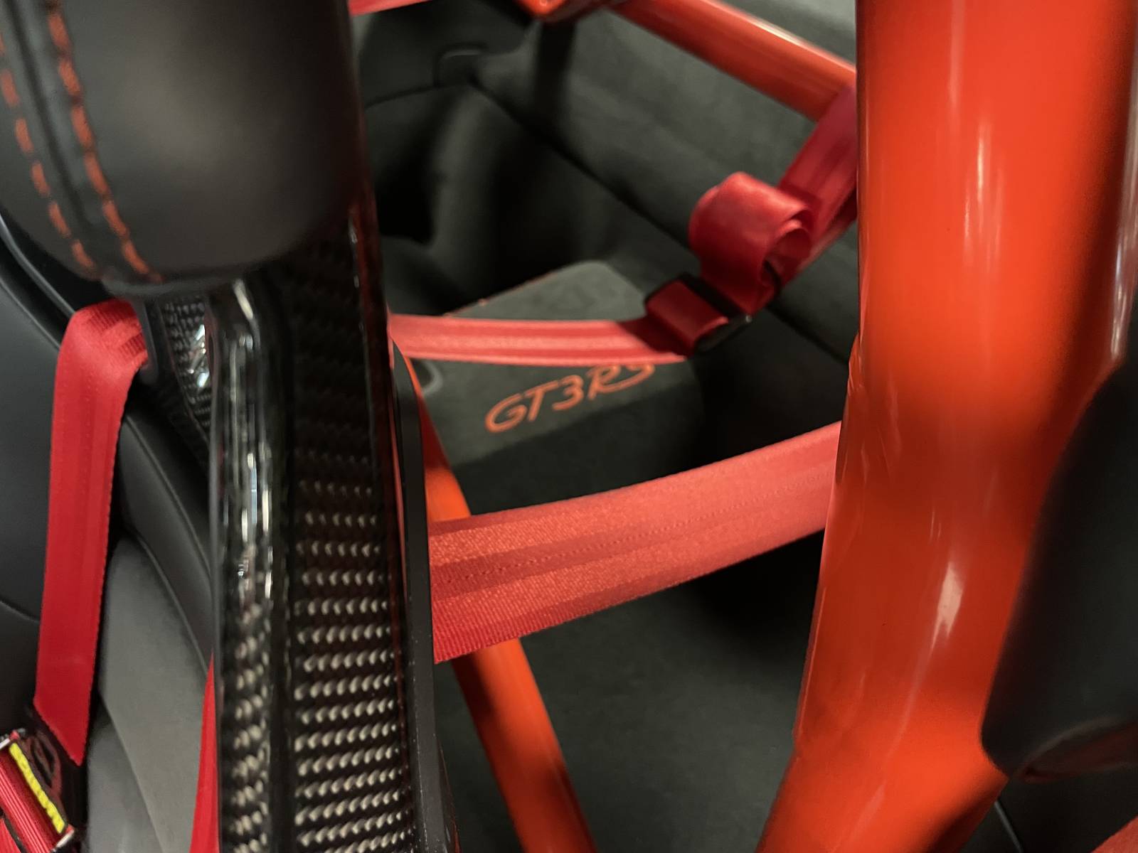 Affrontez les routes sinueuses avec précision et style grâce à la Porsche 911 GT3 RS, l'arme ultime des passionnés.