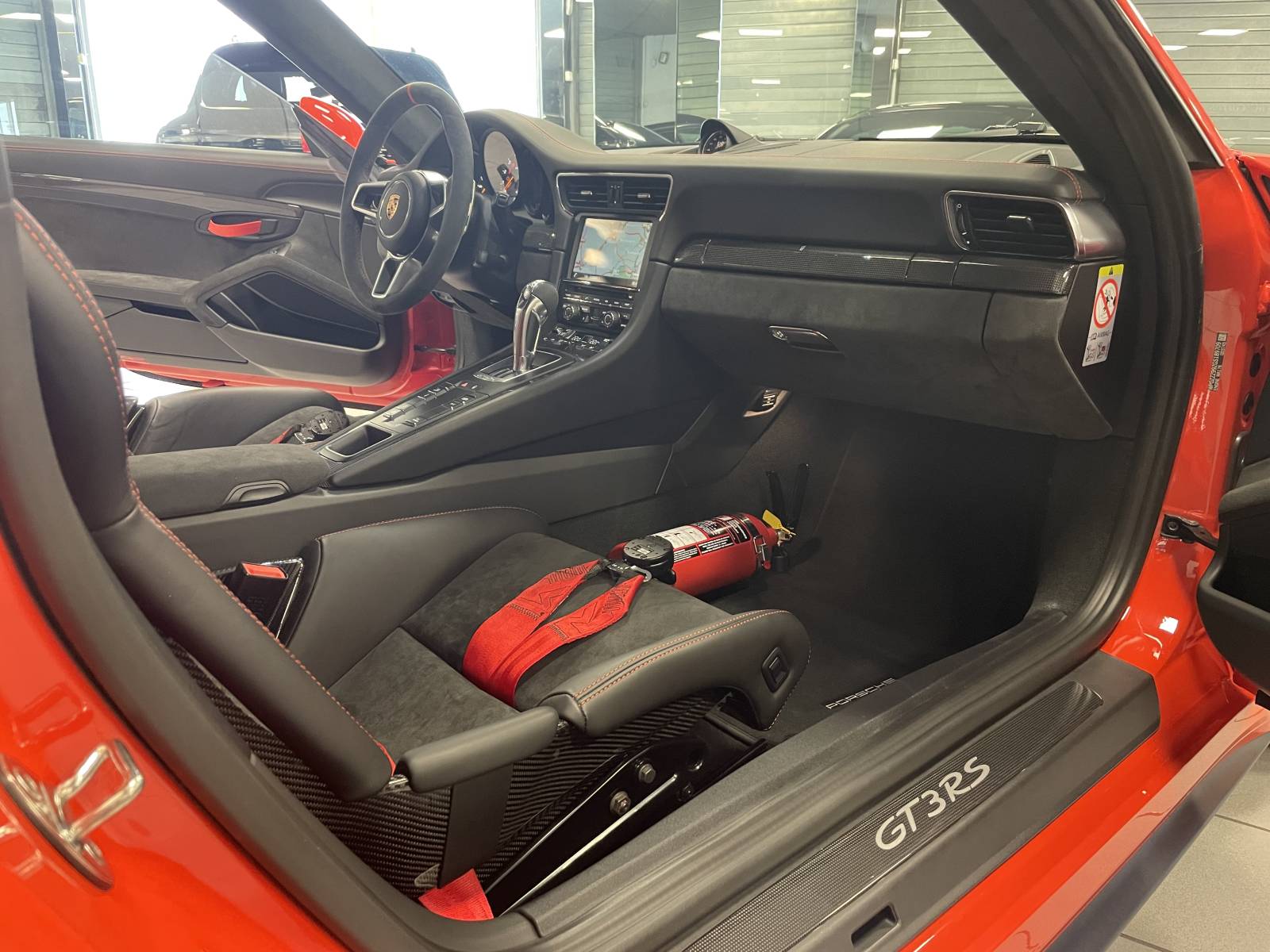 Osez la différence et exprimez votre personnalité unique au volant de la Porsche 911 GT3 RS, une voiture hors du commun.