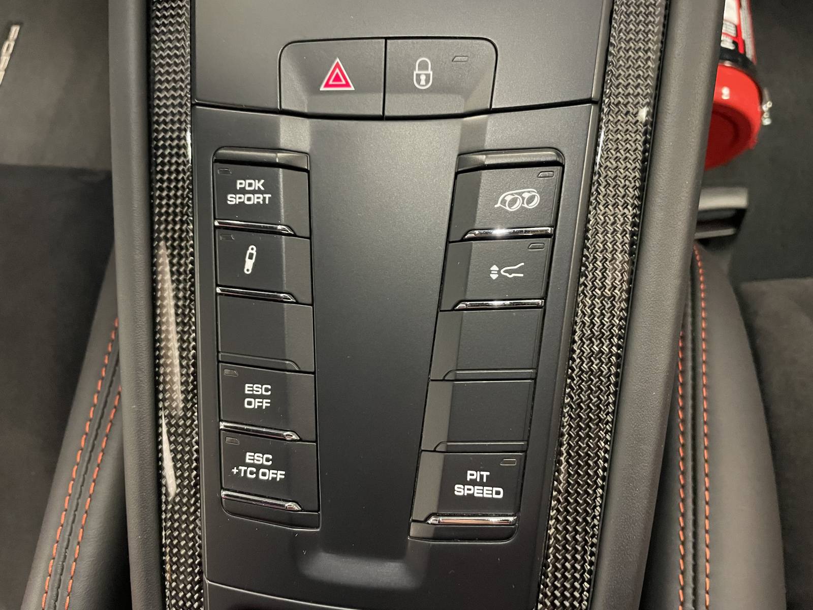  Prenez le contrôle de la route et dominez les virages avec la Porsche 911 GT3 RS, une voiture qui défie les lois de la physique.