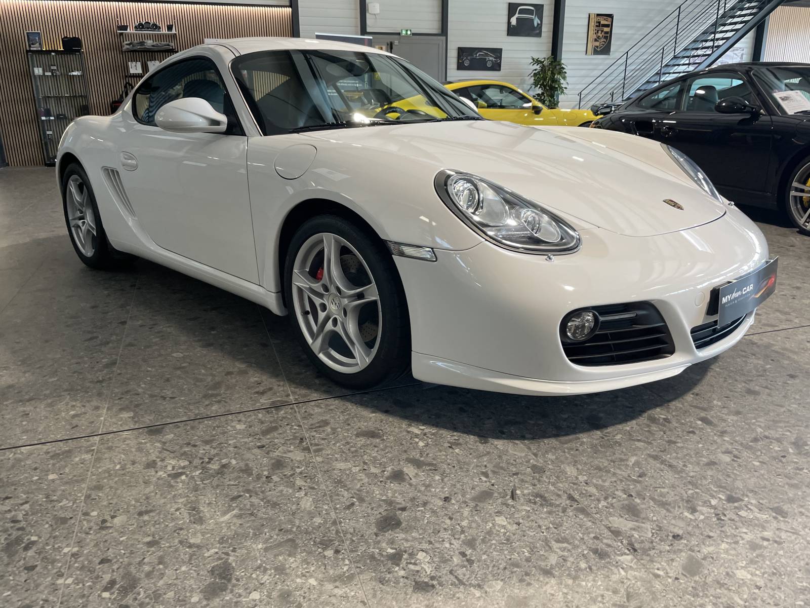 Intérieur soigné de la Porsche 987 Cayman S d'occasion en vente.