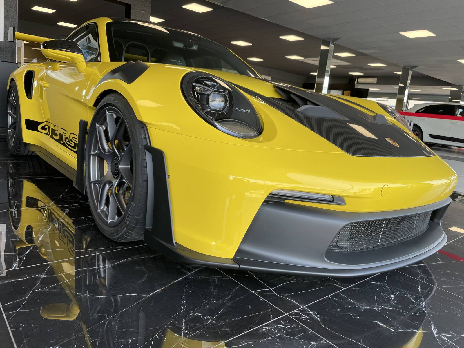 Laissez-vous séduire par la Porsche 992 GT3 RS Pack WEISSACH, un bolide d'exception disponible chez MY DREAM CAR, votre spécialiste Porsche à Nîmes.