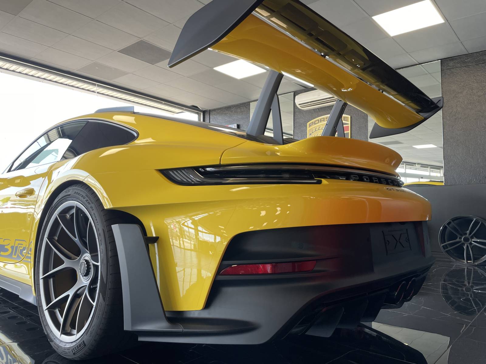  Porsche 992 GT3 RS Pack WEISSACH : l'incarnation de la performance pure, disponible chez MY DREAM CAR à Nîmes.