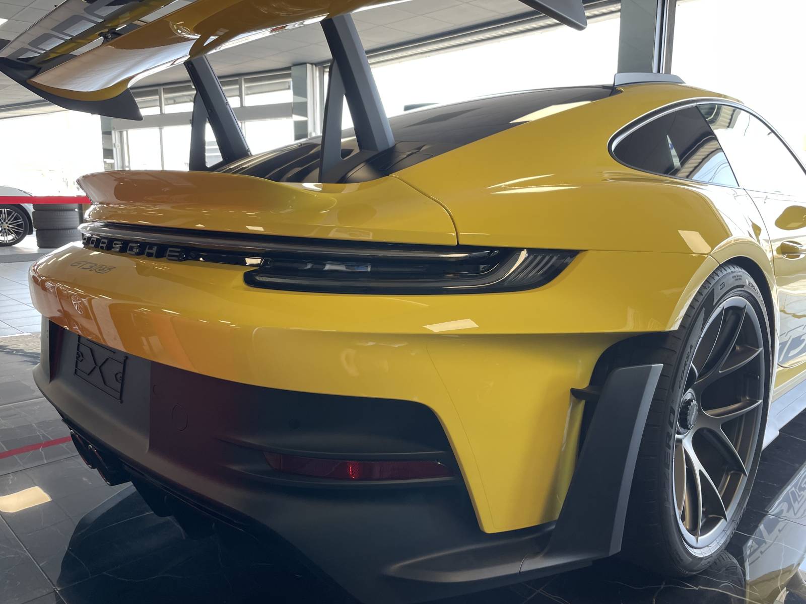 MY DREAM CAR vous invite à vivre l'expérience ultime de conduite avec la Porsche 992 GT3 RS Pack WEISSACH, à Nîmes.
