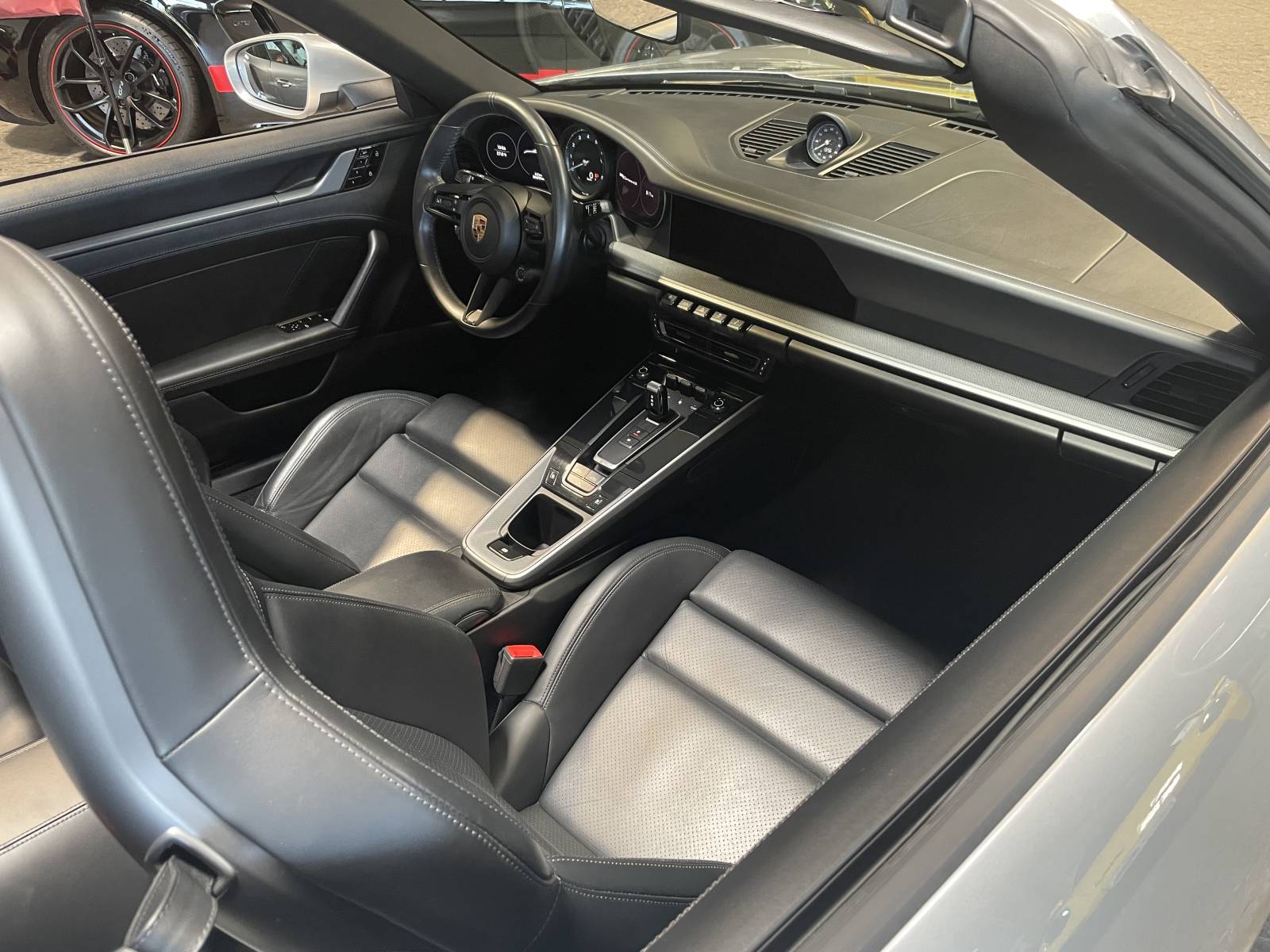 Nîmes, Gard : Le cabriolet Porsche 992 Carrera 4S vous tend les bras.